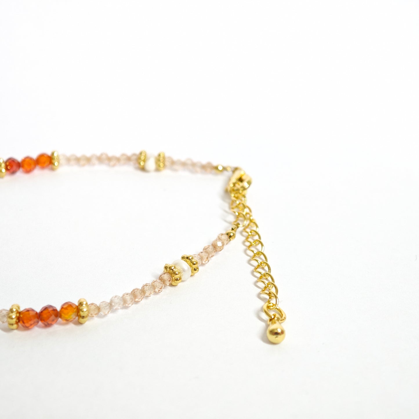 Zirkonarmband mit rotem Achat und Perlen