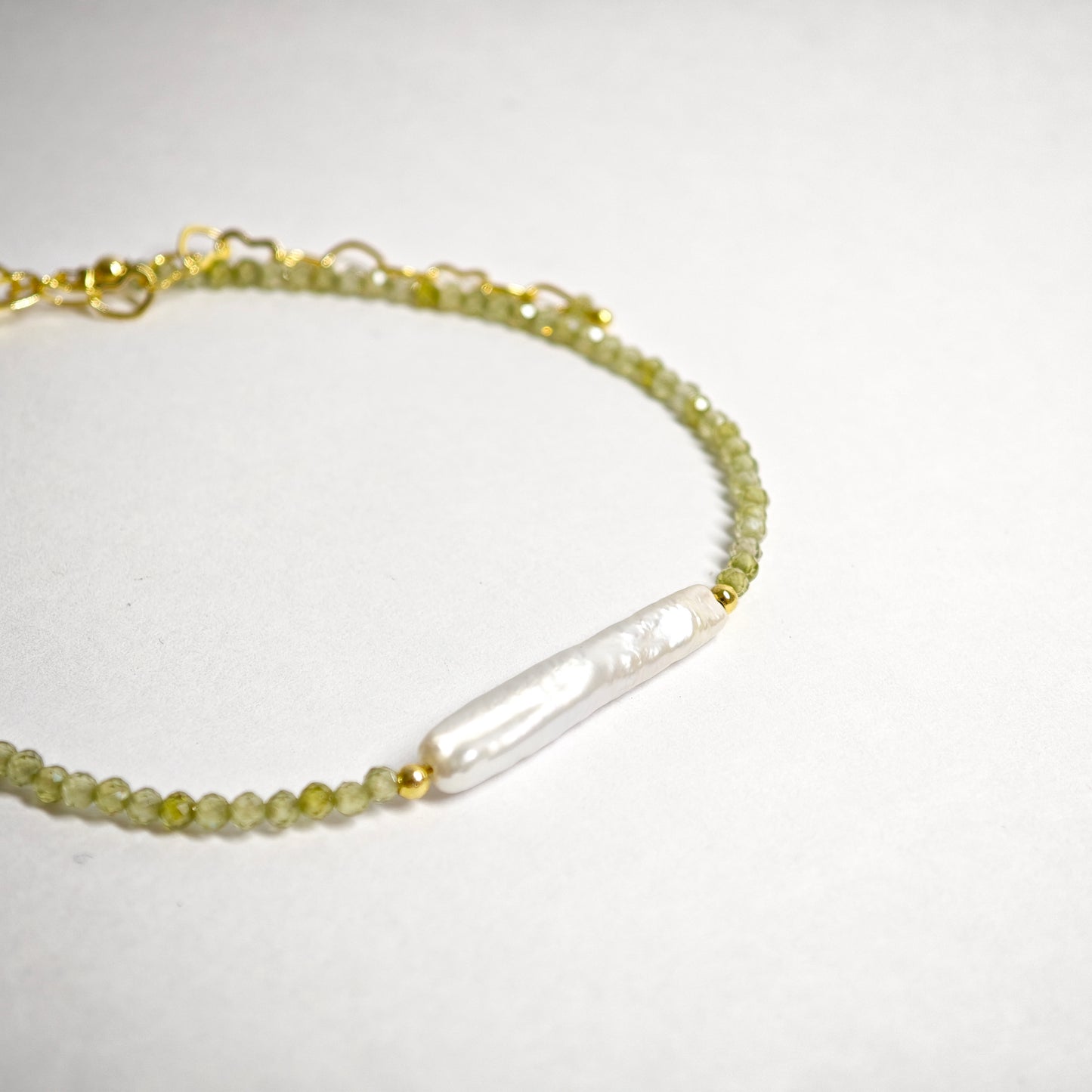 Grünes Zirkonarmband mit Barockperle