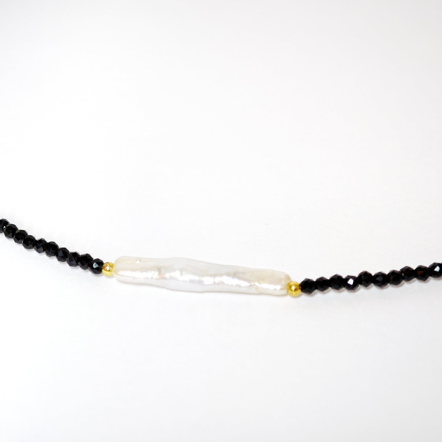 Collier spinelle noir avec perles baroques