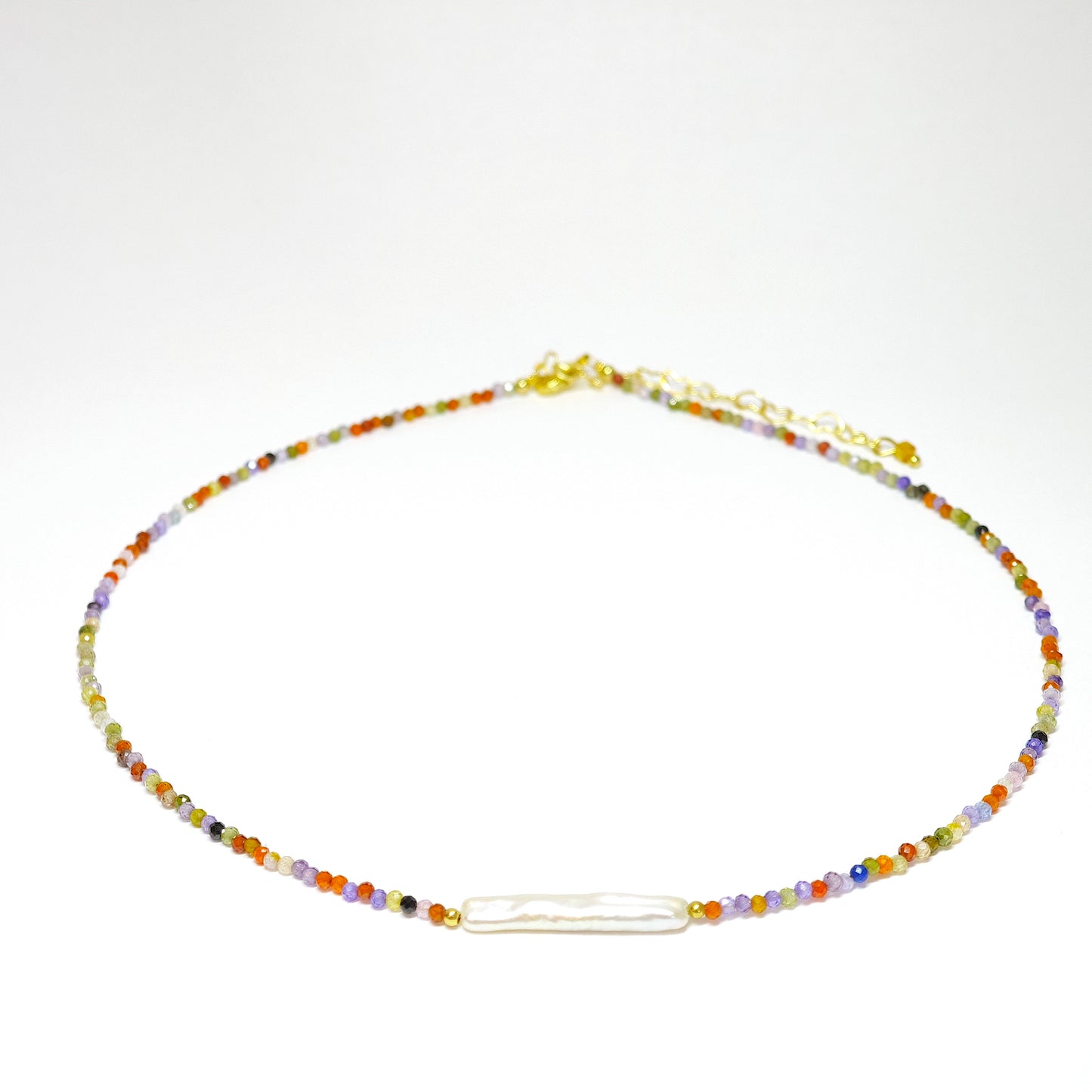collier en zircon coloré avec perle baroque