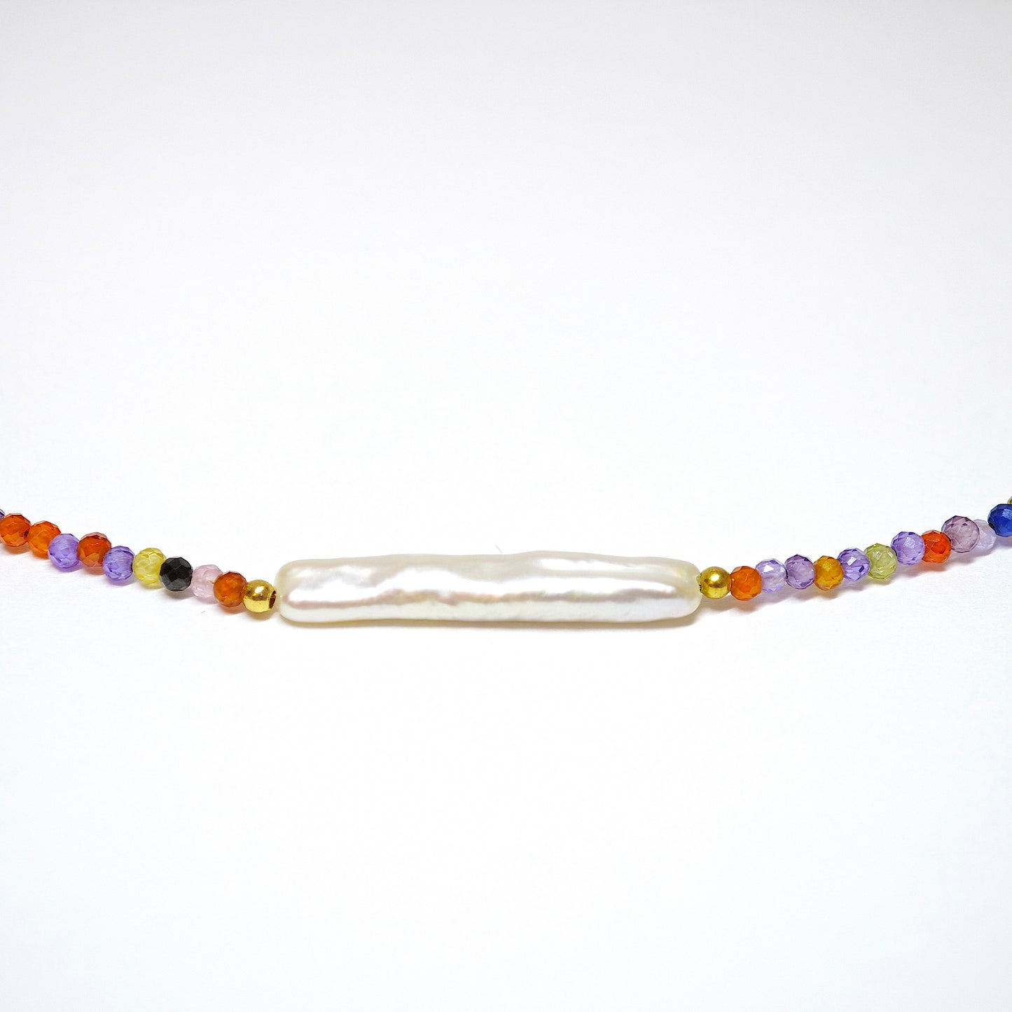 collier en zircon coloré avec perle baroque