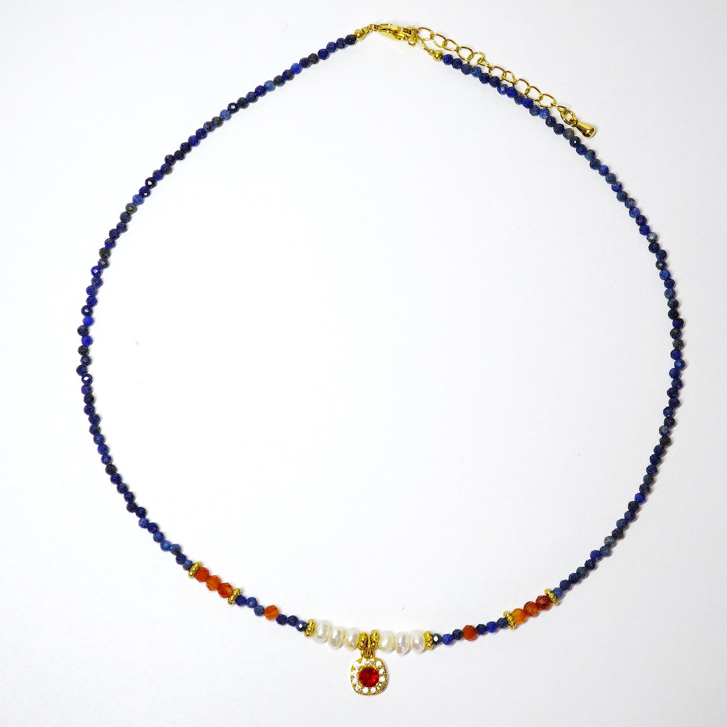 Collier en lapis-lazuli avec agate rouge et perles