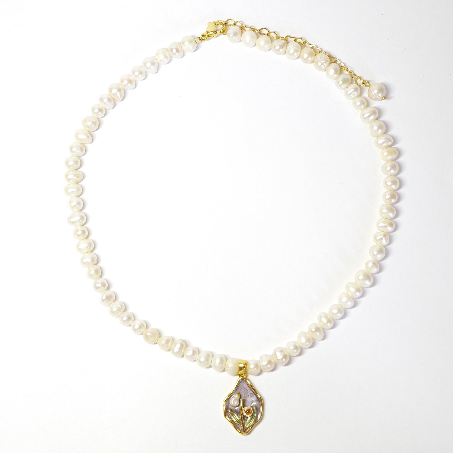 Perlenkette mit lila Blume