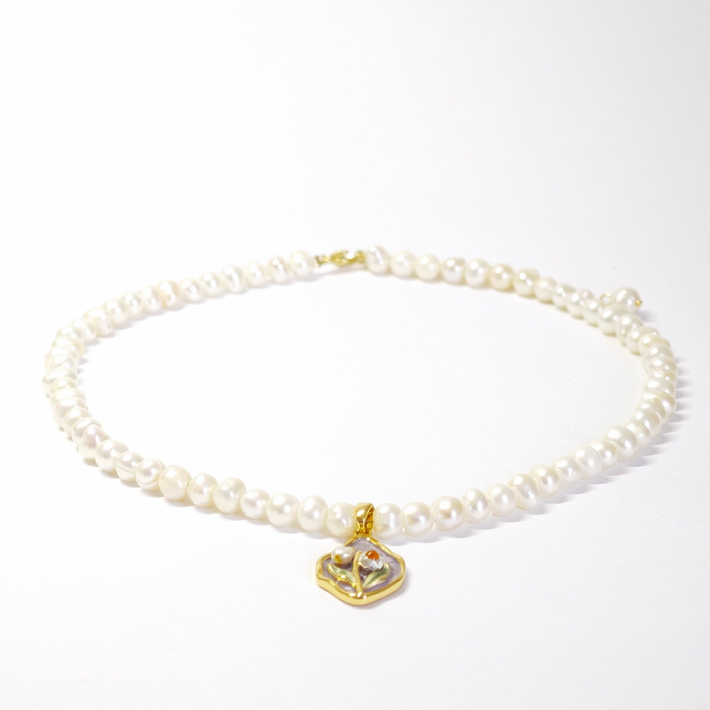 Perlenkette mit lila Blume
