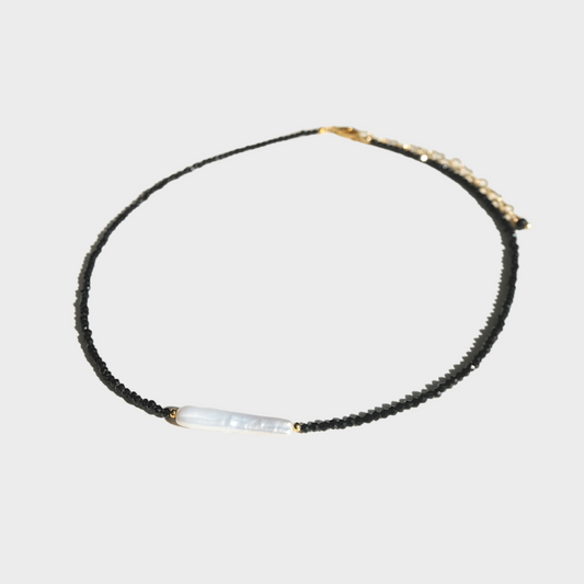 Schwarze Spinellkette mit Barockperle
