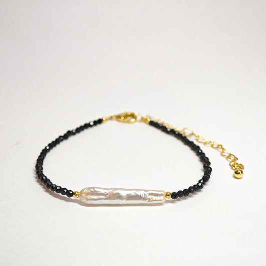 Schwarzes Spinellarmband mit Barockperle