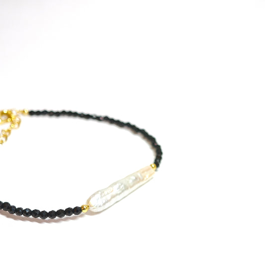 Schwarzes Spinellarmband mit Barockperle