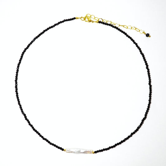 Schwarze Spinellkette mit Barockperle