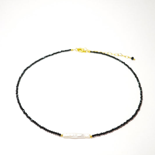 Schwarze Spinellkette mit Barockperle
