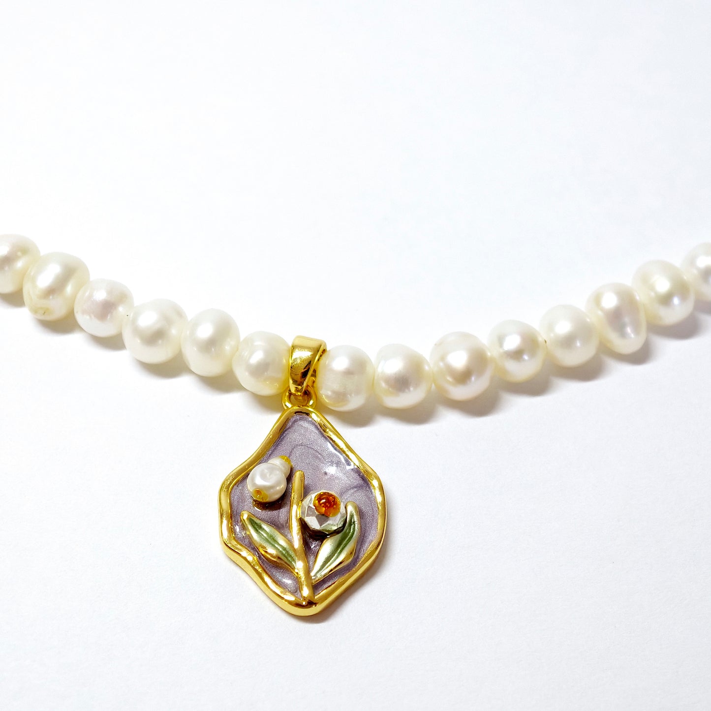 Perlenkette mit lila Blume