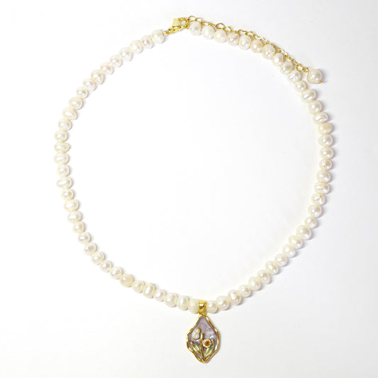 Perlenkette mit lila Blume