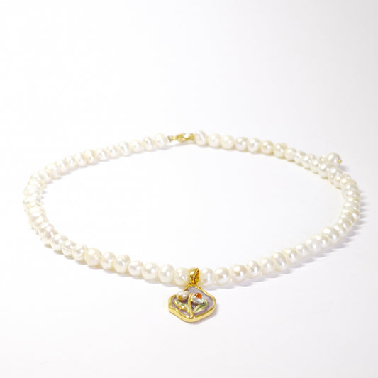 Perlenkette mit lila Blume