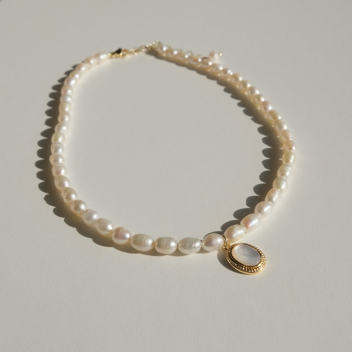 Perlenkette mit ovalem Perlmutt-Anhänger